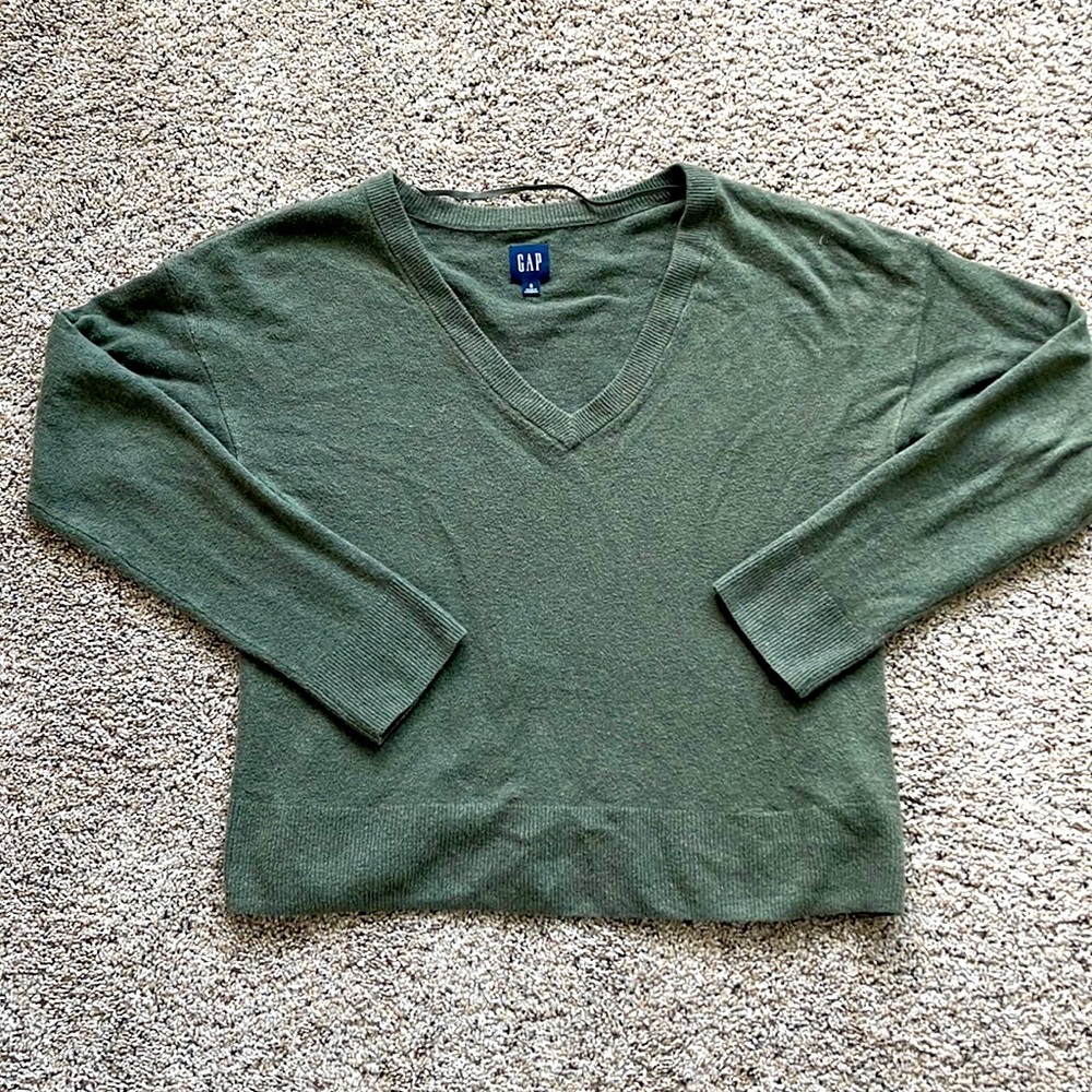Gap Cashsoft V neck sweater. Size small.